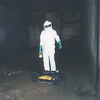 Buscador de tesoros con traje protector de gases