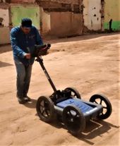 Detectores de tesoros profesionales trabajando